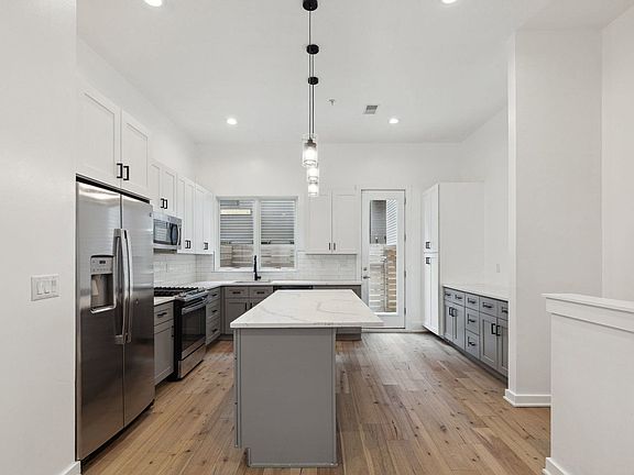 3rd image of 2219 N Hope St