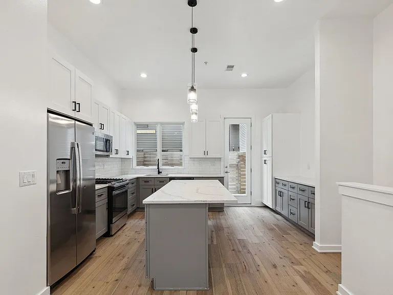 2219 N Hope St — Photo 3