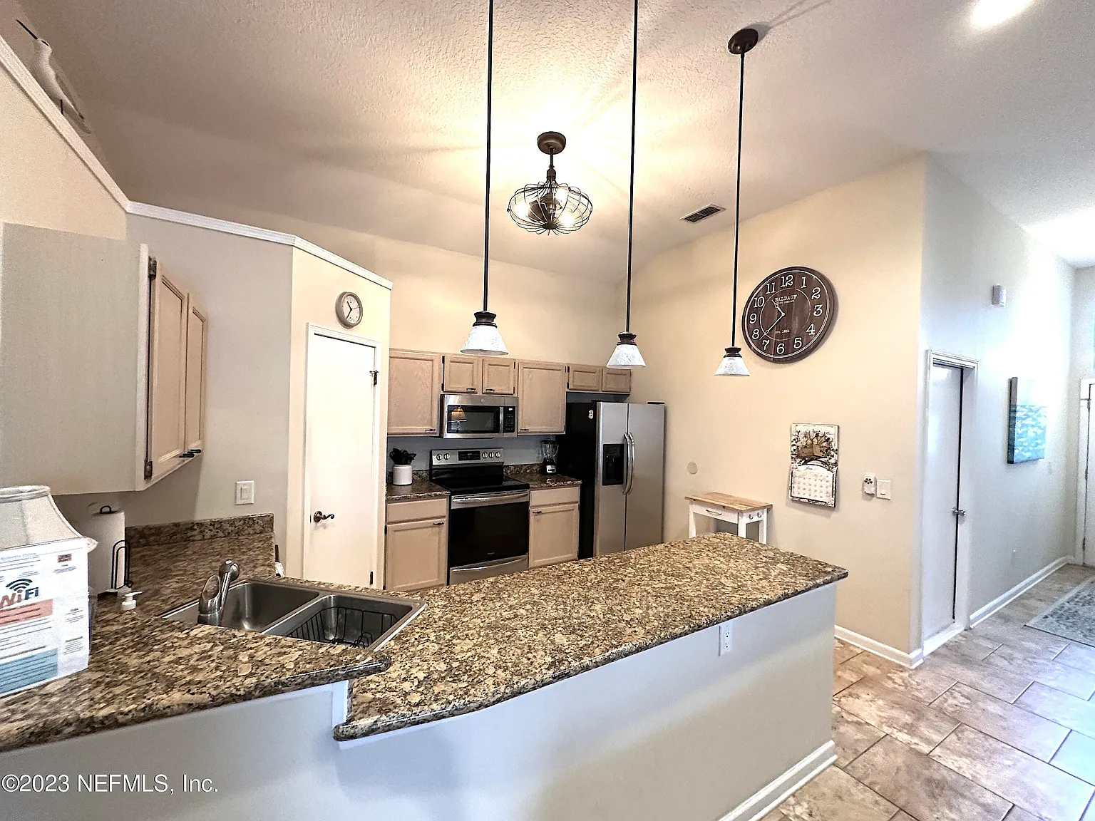 3 bed, 2.0 bath, 1468 sqft, $3,900 — Photo 3