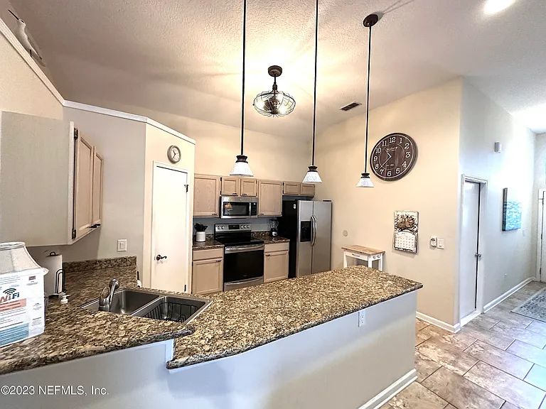 1624 Roberts Dr — Photo 3