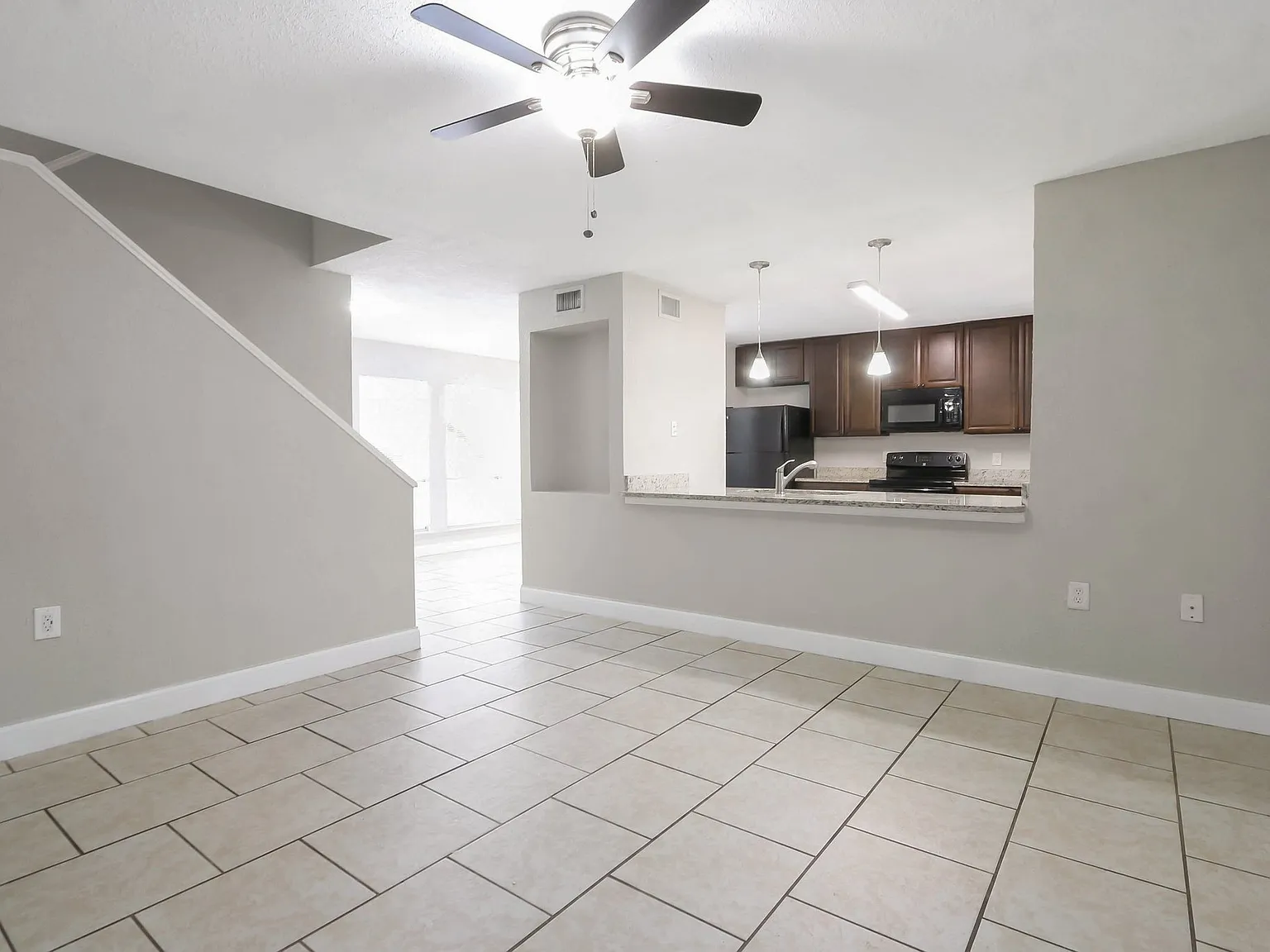2/2.5 big and spacious with tiles, washer/dryer and patio in the unit — Photo 4