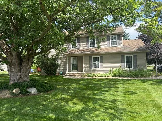 328 N Pointe Dr — Photo 1