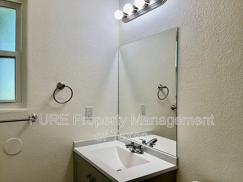 3 bed, 2.0 bath, 991 sqft, $1,400 — Photo 4