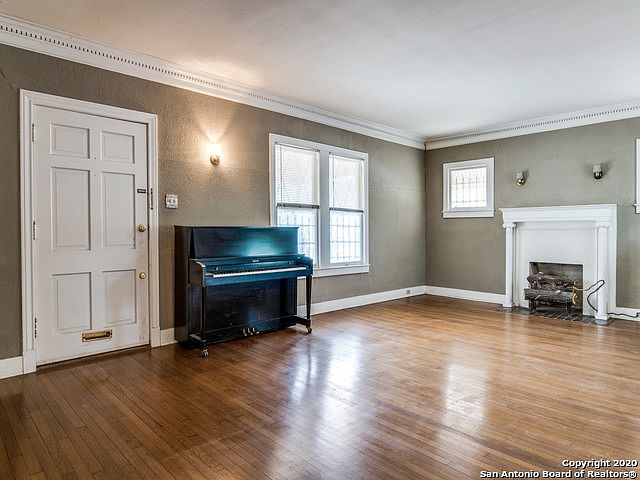 1st image of 1849 W Gramercy Pl
