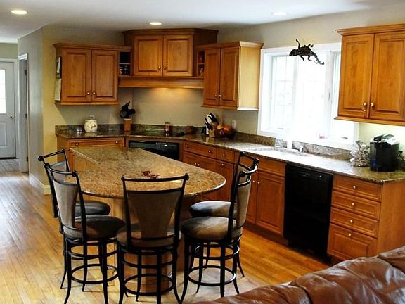 Center Circular Island