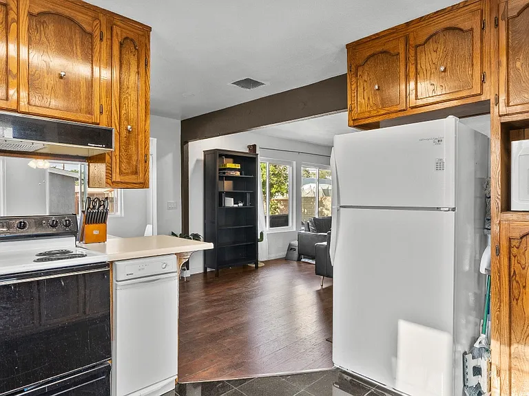 1327 W Ivesbrook St — Photo 9