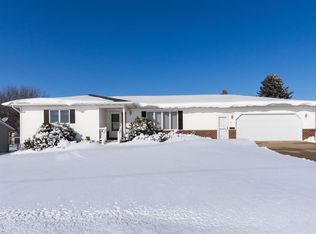 212 6th St E, Newhall, IA 52315