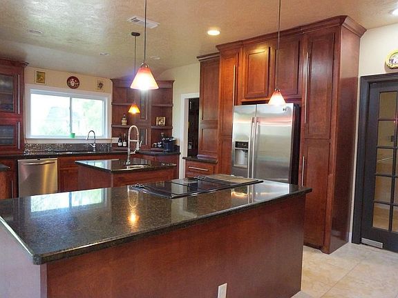 LARGE ISLAND KITCHEN WITH GRANITE AND STAINLESS APPLIANCES