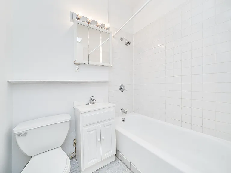 331 W 43rd St #5A — Photo 6