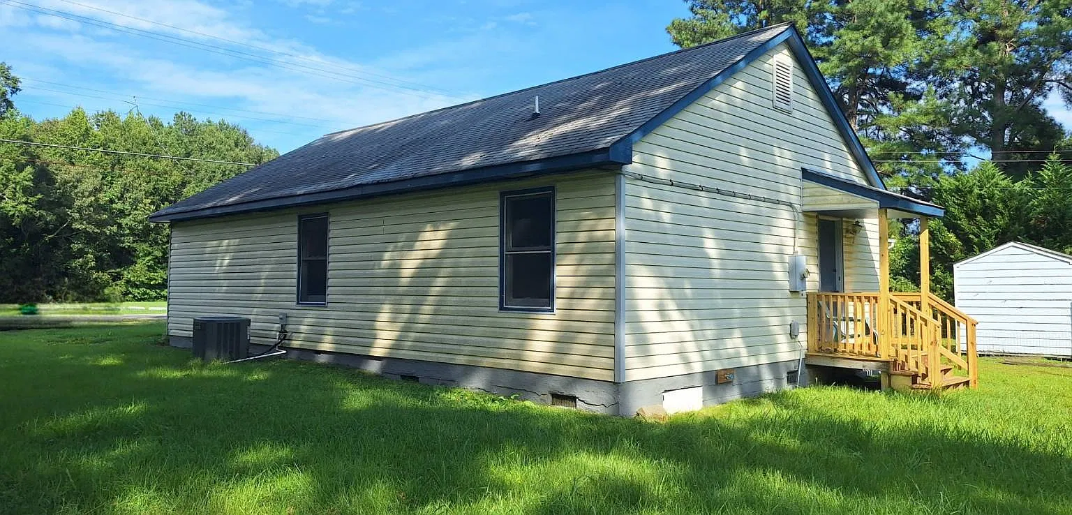 3 bed, 1.0 bath, 864 sqft, $1,100 — Photo 4