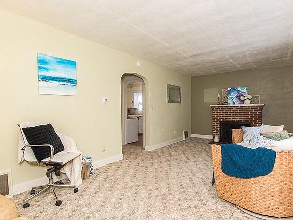 5th image of 304 Evelyn Ave