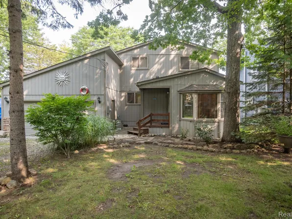 3891 Woodland Dr, Highland, MI 48356