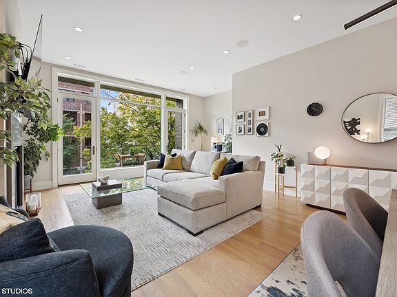 5th image of 2110 W Belmont Ave #2