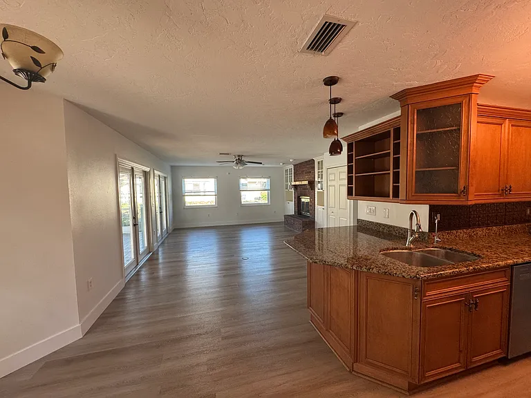 601 Shetland Cir — Photo 2