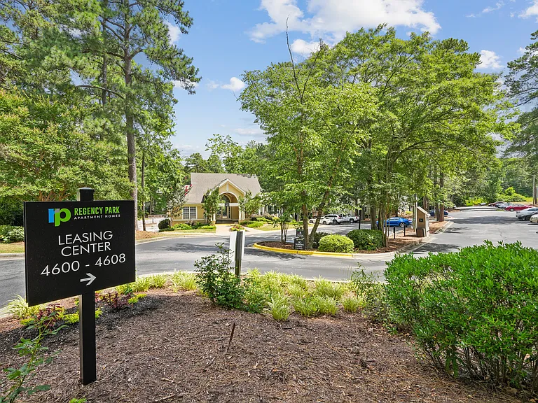 Regency Park Apartment Homes — Photo 40