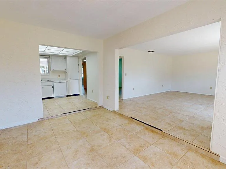 1213 Glen Oaks Dr E — Photo 17