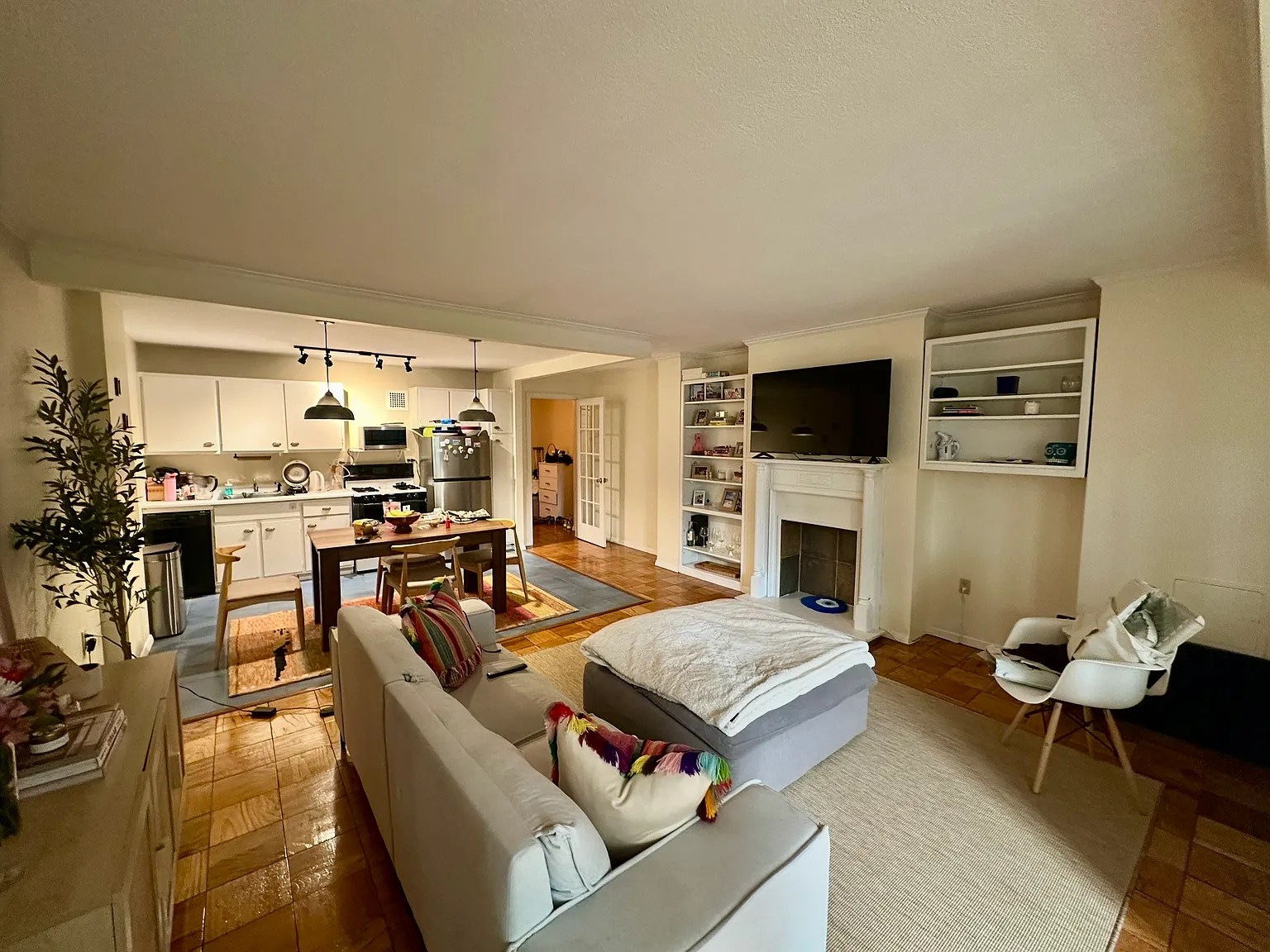 Studio, 637 sqft, $2,450 — Photo 4
