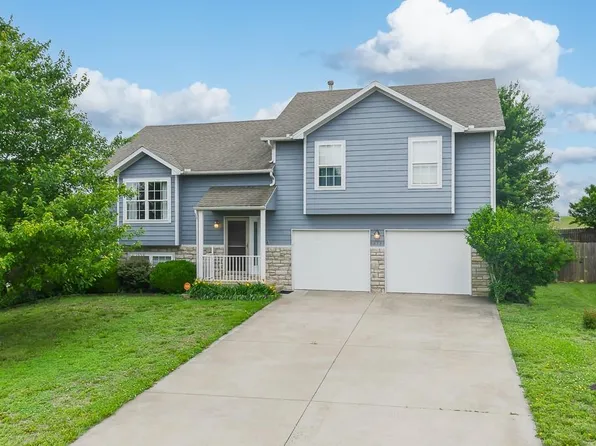 953 N Hickory Dr, Tonganoxie, KS 66086