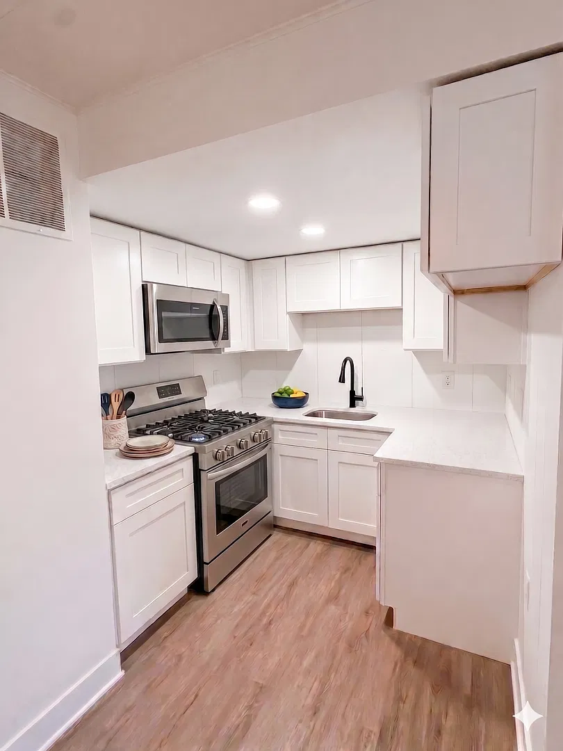Updated 1 & 2-Bedroom Apartments in Oak Lawn — Photo 3