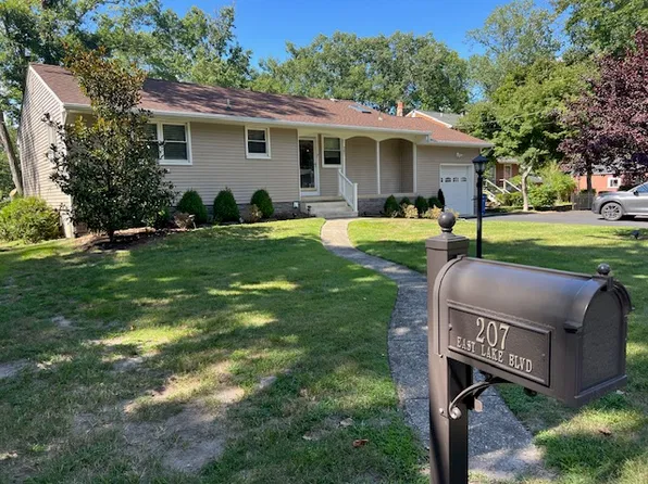 207 E Lake Blvd, Medford, NJ 08055