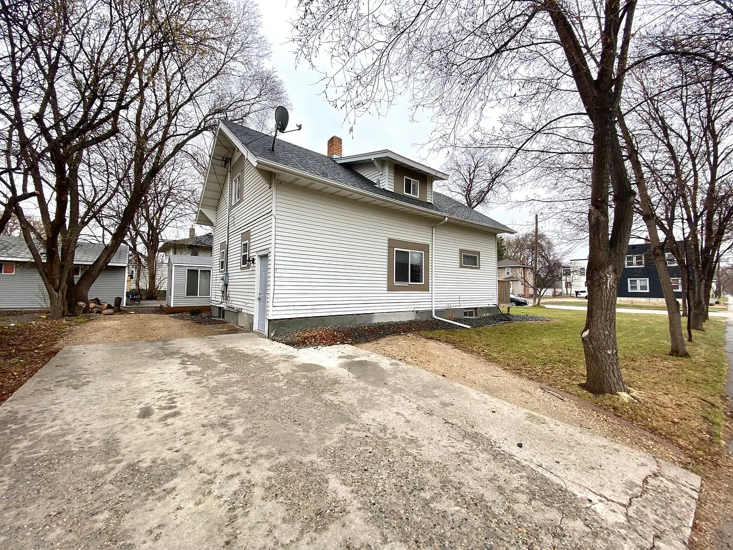 Spacious 5-Bedroom Home Near MSUM & Concordia Perfect for Students or Large Households! — Photo 4