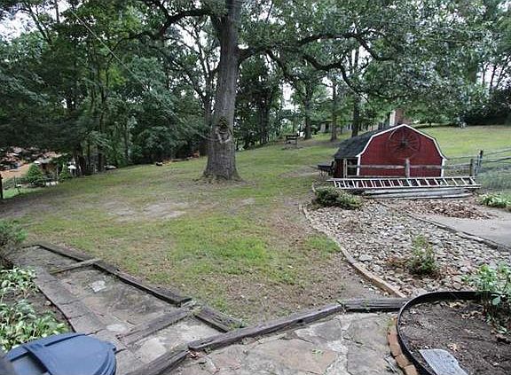 3rd image of 2650 Pine Hill Dr