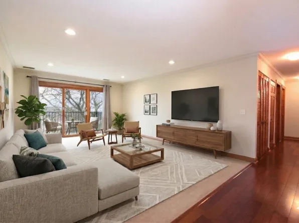 907 Curtiss St APT 504, Downers Grove, IL 60515