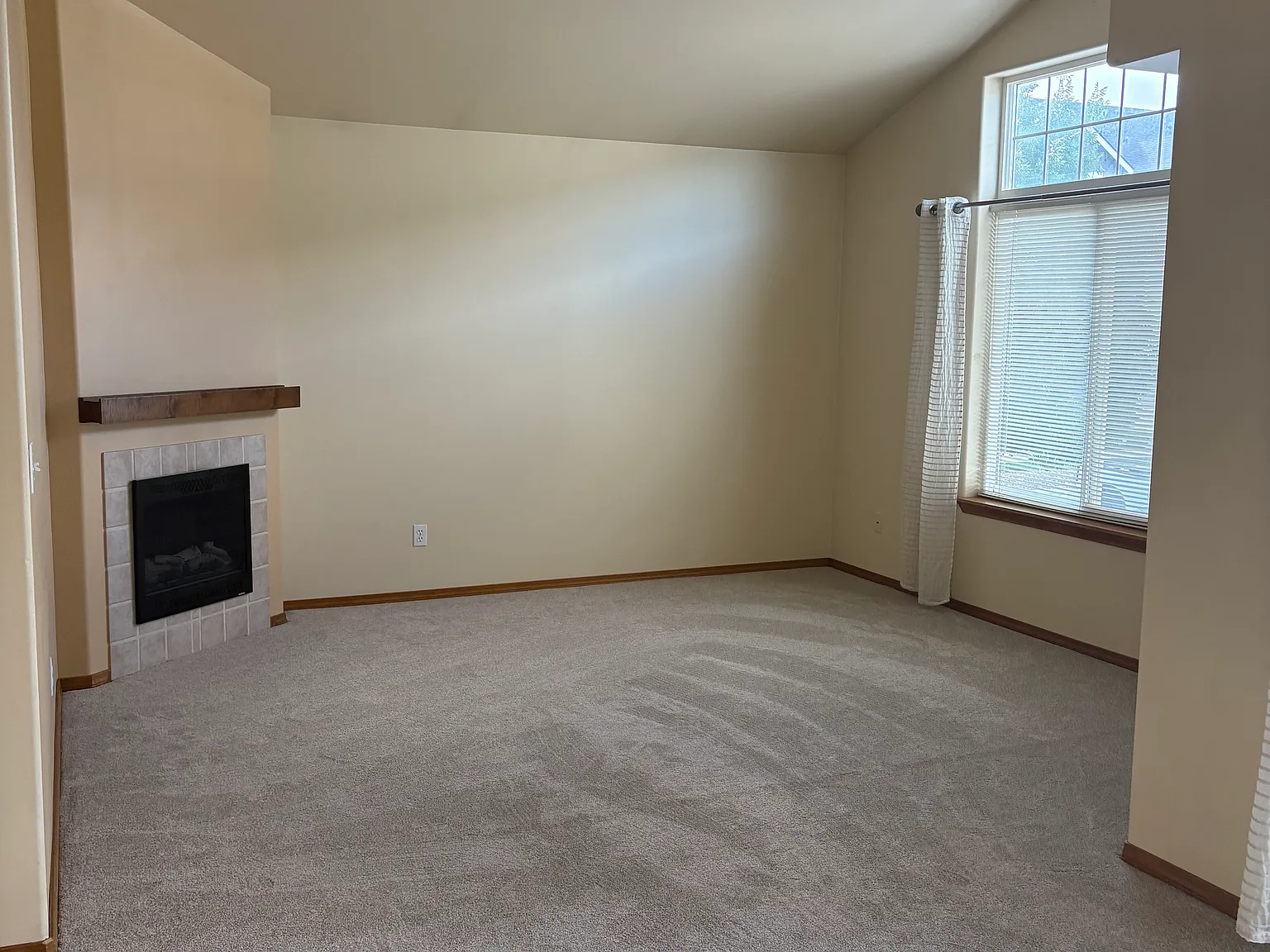 3 bed, 1081 sqft, $1,950 — Photo 2