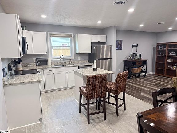 5th image of 204 Idlewild Ave