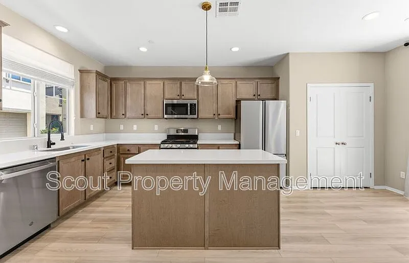 3 bed, 2.5 bath, 1469 sqft, $3,100 — Photo 4