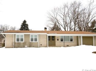 690 Coventry Ln, Crystal Lake, IL 60014