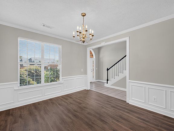 4th image of 165 Bainbridge Dr
