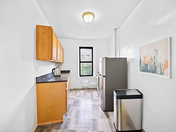 4th image of 975 Sherman Ave #42N