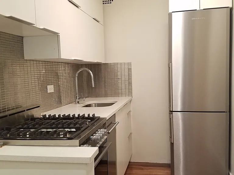 200 E 30th St #9D — Photo 4