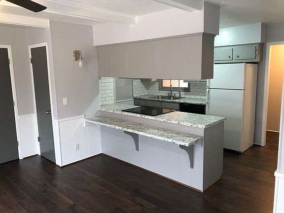 Kitchen - Eating bar off dining area