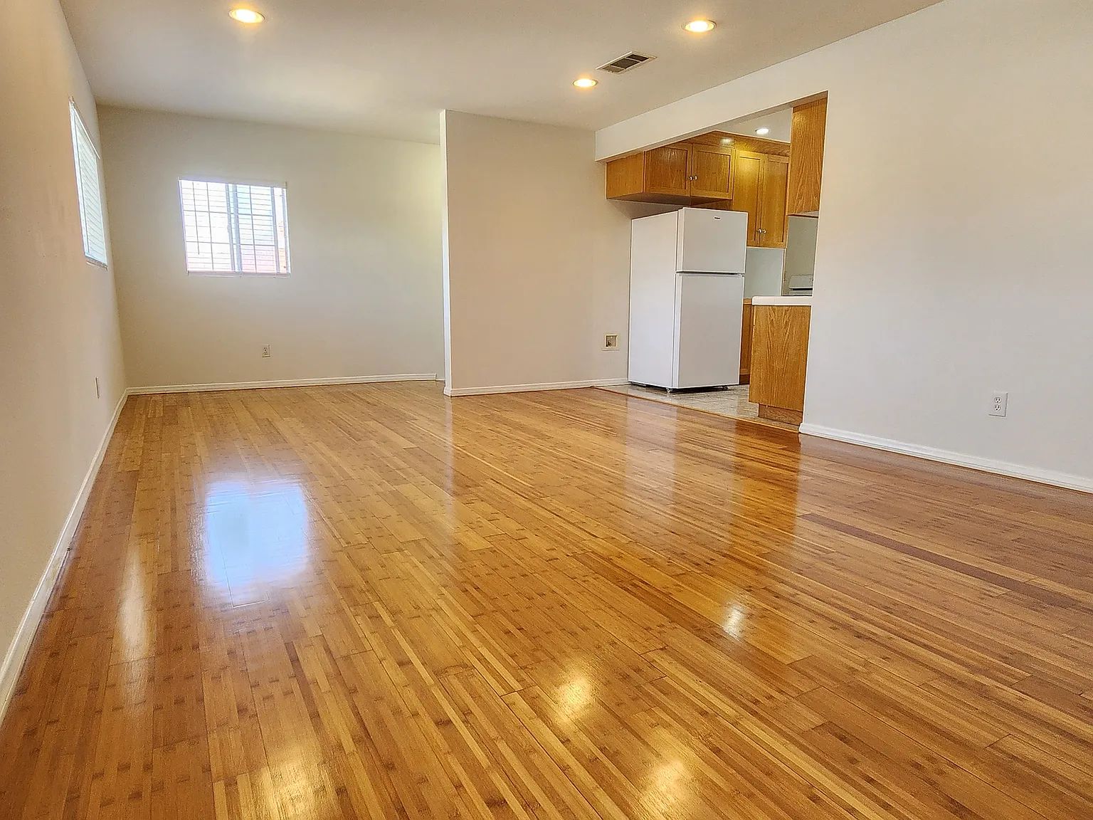 3 bed, 950 sqft, $3,000 — Photo 3