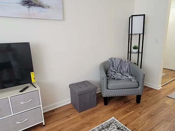 5th image of 137 E Division St #171
