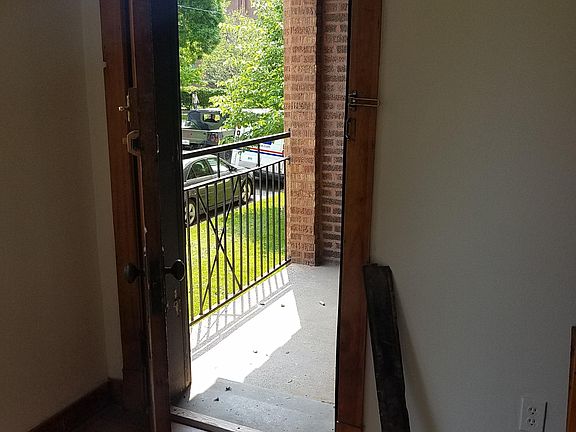 3rd image of 2152 W Walton St #1