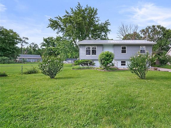 3rd image of 5557 SE Maple Dr