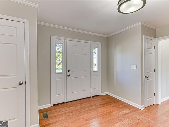 5th image of 847 Hillcrest St