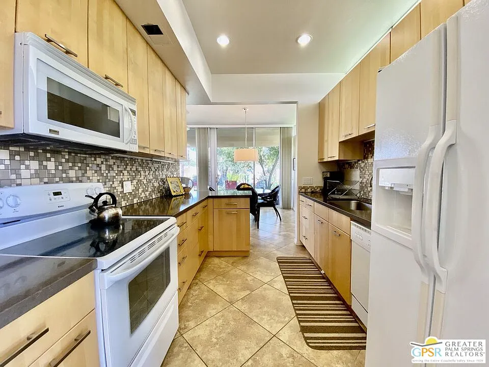 2 bed, 2.0 bath, 1545 sqft, $7,000 — Photo 3