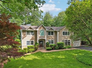 98 Sparrow Ln, Pearl River, NY 10965