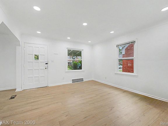4th image of 1670 Riverbank St