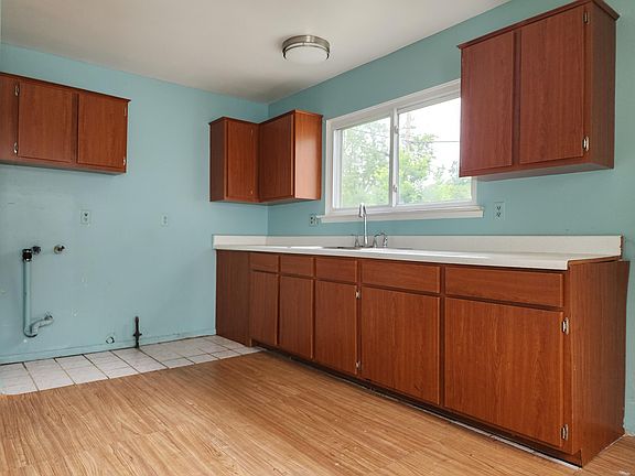 5th image of 1590 Harry St