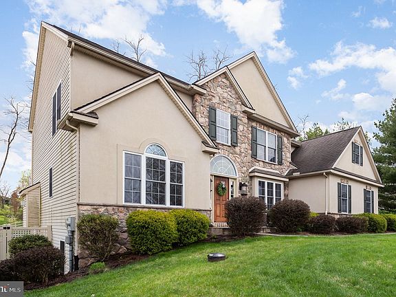 3rd image of 24 Jennifer Ln