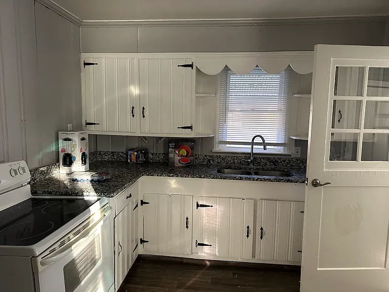 1571 Wellworth Ave — Photo 11