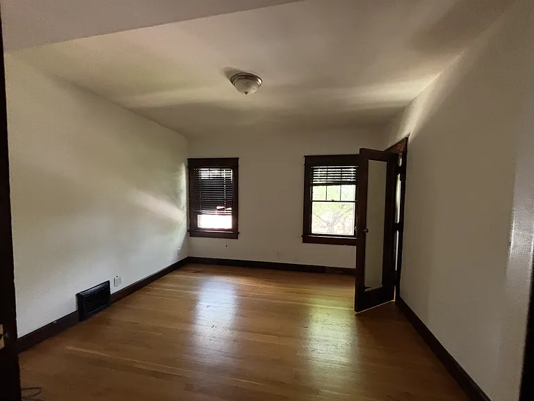 718 E 8th St — Photo 8