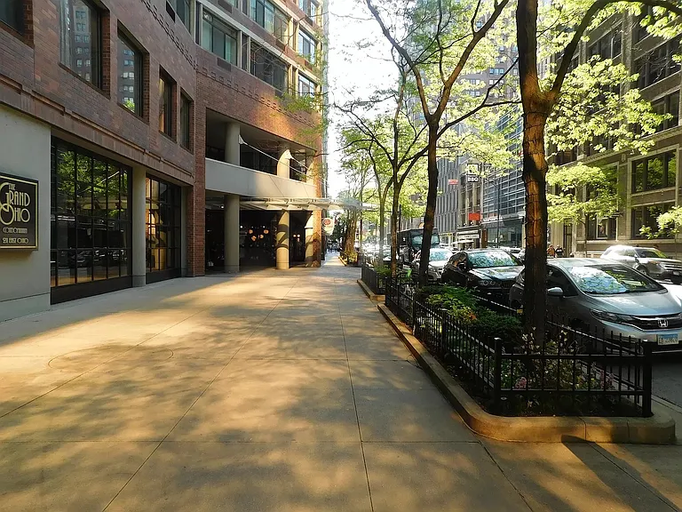 211 E Ohio St — Photo 21