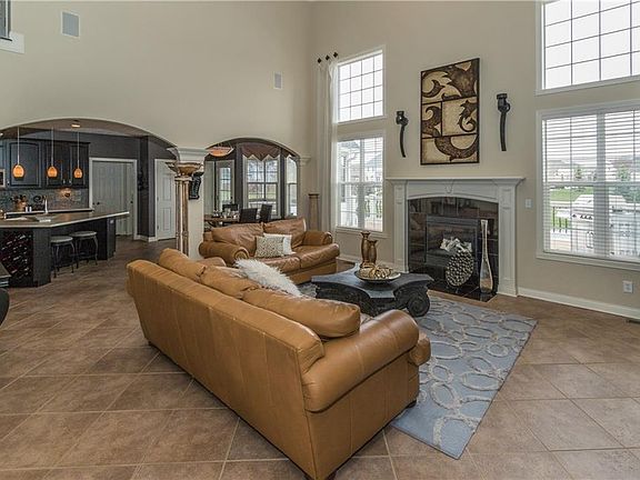 5th image of 16461 Chalet Cir