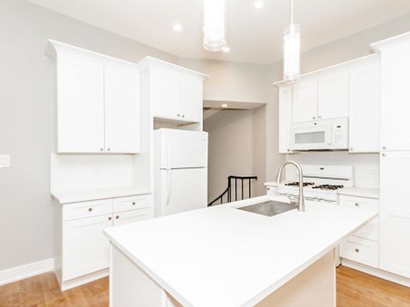 3rd image of 1421 N Dearborn St APT 101